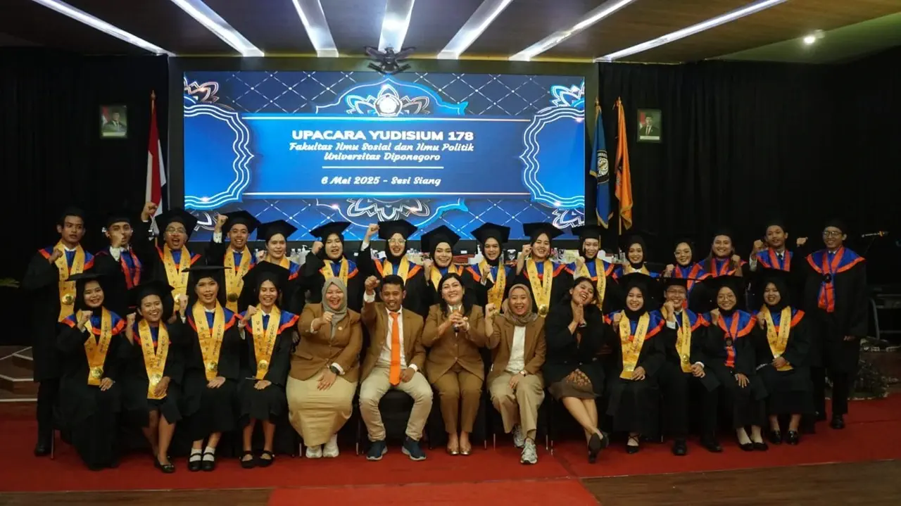 Yudisium-dan-Wisuda-ke-178-Departemen-HI-FISIP-UNDIP-Melepas-24-Lulusan-Sarjana-Bahasa-Indonesia178th-Yudisium-and-Graduation